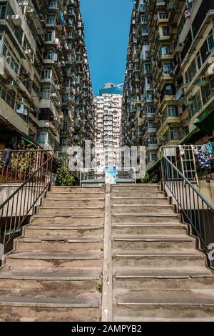 Hongkong, Chine - Novembre 2019: Cour et bâtiment coloré façade à Hong Kong, Quarry Bay (alias Bâtiment Monster) Banque D'Images