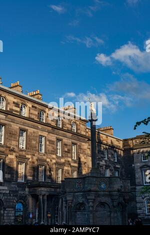 La statue de licorne appelée Mercat Cross d'une lumière dorée qui brille sur elle. L'Edinburgh City Chambers sont à l'arrière-plan. Banque D'Images