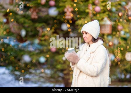 Portrait d'une fille avec patinage à café chaud sur la patinoire à l'extérieur Banque D'Images