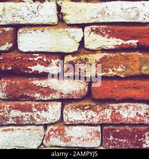 Mur de briques avec de grandes ouvertures, de vieilles briques rouges et blancs. Banque D'Images