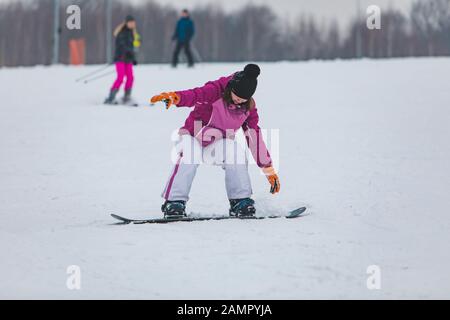 KAZKOVA POLYANA, UKRAINE - 26 janvier 2019: Femme snowboard sur la colline escarpée Banque D'Images
