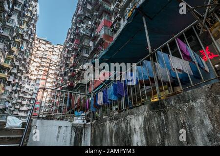 Hongkong, Chine - Novembre 2019: Cour et bâtiment coloré façade à Hong Kong, Quarry Bay (alias Monster Building), Banque D'Images