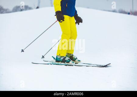 KAZKOVA POLIANA, UKRAINE - le 26 janvier 2019 : man skiing par hill Banque D'Images
