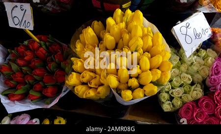 Magnifiques tulipes et roses colorées au fleuriste, commerce de marché, assortiment Banque D'Images