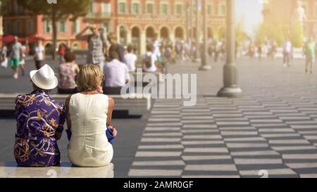 Deux femmes qui se reposent sur un banc, la vie active dans le centre-ville, journée d'été ensoleillée Banque D'Images