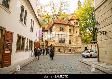 Prague, République tchèque - 6.11.2019: Les gens marchent vers la synagogue Klausen à Prague en République tchèque Banque D'Images