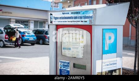 Quarteira, Portugal - 01 mai 2018: Terminal automatique de paiement de stationnement dans une aire de stationnement en bord de mer le jour du printemps Banque D'Images