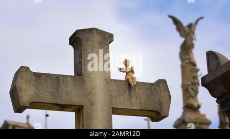 Ancienne croix de pierre avec peu de sculpture d'ange au cimetière du Château de Nice, France Banque D'Images