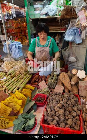 Femme asiatique négociant de marché travaillant à son stand alimentaire, le marché alimentaire, Bowring Street, Kowloon Hong Kong Asie, exemple de style de vie en Asie Banque D'Images