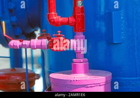 Vannes et tuyaux colorés dans une usine de production de pétrole et de gaz ou de produits chimiques Banque D'Images