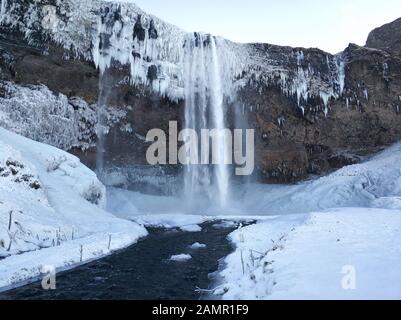 Une immense chute d'eau gelée en icicules en hiver. Paysages D'Hiver D'Islande. Banque D'Images