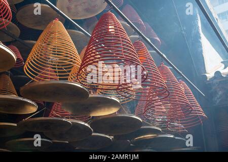 Culture des Chines - des bâtons d'encens brûlant pour produire une atmosphère fumée dans le temple de Tin Hau à la déesse chinoise de la mer Tin Hau, Kowloon Hong Kong Asie Banque D'Images