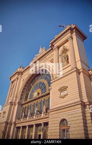 Vue latérale sur l'entrée principale de la gare Keleti à Budapest, en Hongrie, avec un ciel bleu clair en arrière-plan. Gare de l'est. Banque D'Images