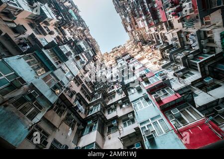 Façade colorée du bâtiment à Hong Kong, Quarry Bay (bâtiment Monster), Banque D'Images