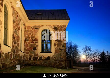 Illuminée Église d'Uskela, conçue par le célèbre architecte finlandais C. L. Engel et construite en 1832, au crépuscule d'hiver. Détails. Salo, Finlande. 20 Janvier Banque D'Images