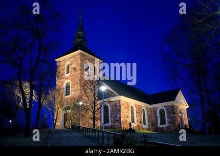 Illuminée Église d'Uskela, conçue par l'architecte finlandais C. L. Engel et construite en 1832, en hiver tombée de nuit. Salo, Finlande. Janvier 2020. Banque D'Images