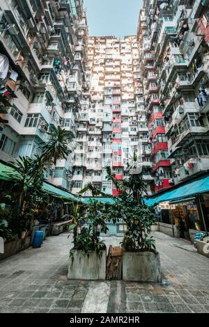 Hongkong, Chine - Novembre 2019: Cour et bâtiment coloré façade à Hong Kong, Quarry Bay (alias Monster Building), Banque D'Images