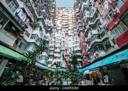 Hongkong, Chine - Novembre 2019: Cour et bâtiment coloré façade à Hong Kong, Quarry Bay (alias Monster Building), Banque D'Images