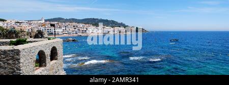 Vieux village catalan de pêche, formé par plusieurs criques, qui conserve encore son charme. Banque D'Images