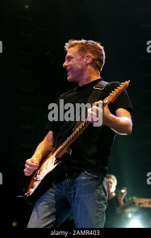 Milan Italie 08/04/2004 concert live de Bryan Adams au Mazda Palace Banque D'Images