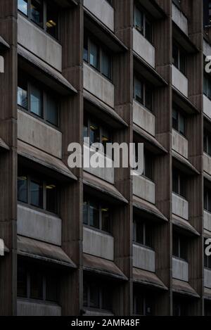 Un immeuble de bureaux en béton dans un style brutalisme austère. Banque D'Images