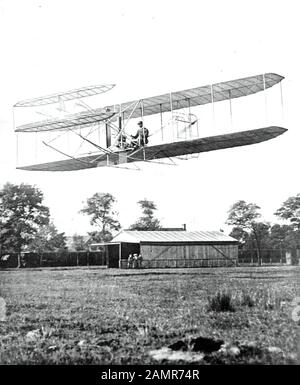 Wilbur WRIGHT (1867-1912) pionnier américain de l'aviation dans son dossier à bord de son Flyer à fort Myer, en Virginie, le 21 septembre 1908 Banque D'Images