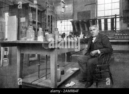 Thomas ALVA EDISON (1847-1931) inventeur et homme d'affaires américain dans l'un de ses laboratoires Banque D'Images