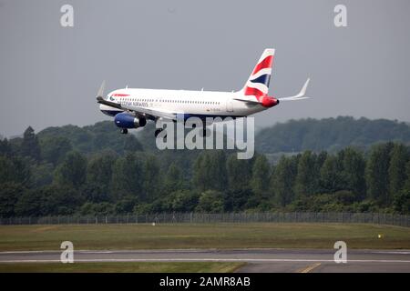 British Airways Airbus A320-232 G-EUYO se trouve à quelques instants avant de se toucher sur la piste de l'aéroport d'Edimbourg Banque D'Images