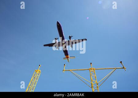 Un avion flybe se rend à l'aéroport d'edimbourg Banque D'Images