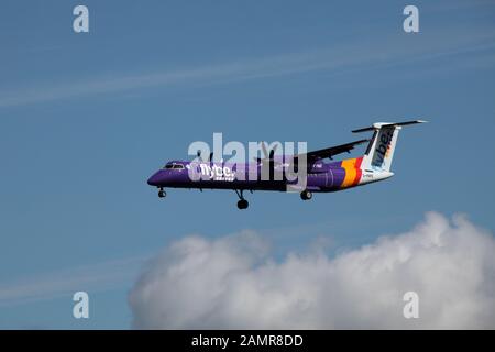 Un avion flybe se rend à l'aéroport d'edimbourg Banque D'Images