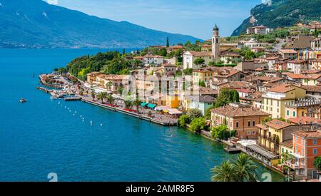 La ville pittoresque de Limone sul Garda, sur le lac de Garde. Province De Brescia, Lombardie, Italie. Banque D'Images