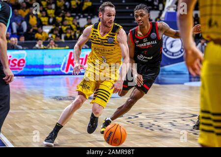 Tenerife, Italie. 14 janvier 2020 Marcelinho huertas (iberostar tenerife) en action, marcato de deishuan booker (ERA nymburk) pendant Iberostar Tenerife vs Cez Nymburk, Basketball Champions League à Tenerife, Italie, 14 janvier 2020 - LPS/Davide Di Lalla crédit: Davide Di Lalla/LPS/ZUMA Wire/Alay Live News Banque D'Images