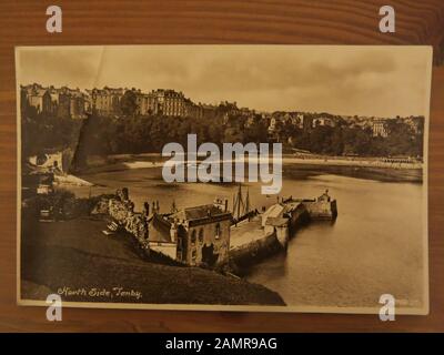 Copie d'une ancienne carte postale noire et blanche du côté nord de Tenby, publiée par Kingsway dans leur "Série De photos Réelles" Banque D'Images