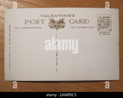 Copie d'une ancienne carte postale noire et blanche de Valentine & Sons, montrant le verso pour la correspondance et les instructions d'affranchissement pour un cachet de 1 personne. Banque D'Images