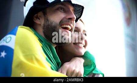 Les fans de football brésiliens enthousiastes embrassent et célèbrent la victoire de l'équipe nationale Banque D'Images