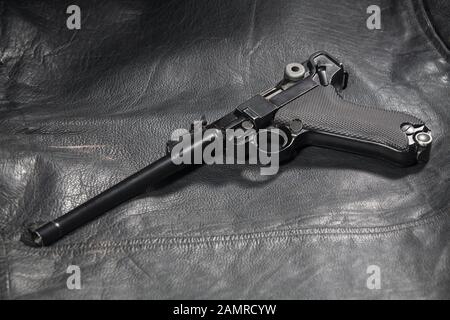 Période de la première Guerre mondiale armes à main de l'armée allemande Parabellum 'Artillery Luger' sur fond de veste en cuir noir Banque D'Images