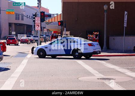 Véhicule de patrouille classé des douanes et de la patrouille frontalière des États-Unis dans la ville frontalière entre les États-Unis et le Mexique de Nogales AZ Banque D'Images