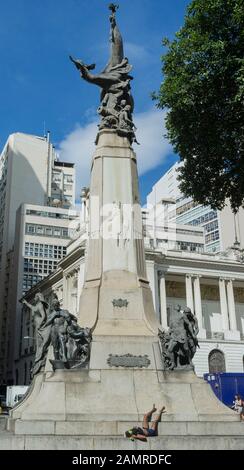 Une femme sans abri dort à la base du monument historique de la place Cinelandia dans le centre-ville de Rio de Janeiro. Banque D'Images