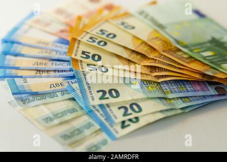 Contexte des billets en euros et des roubles russes. Taux de change. Banque D'Images