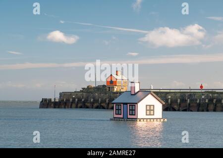 'Creative Folkestone,' Art Installation, 'Holiday Home' Par Richard Woods. Folkestone, Kent, Royaume-Uni Banque D'Images