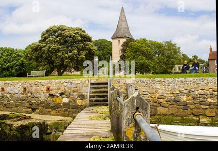 7 juin 2017 une petite jetée en bois couverte de barnacles et d'algues dans le port de Bosham, dans le west sussex, dans le sud de l'Angleterre. Saint-Tin Banque D'Images