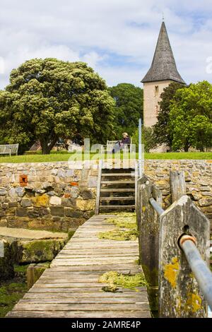 7 juin 2017 une petite jetée en bois couverte de barnacles et d'algues dans le port de Bosham, dans le west sussex, dans le sud de l'Angleterre. Saint-Tin Banque D'Images