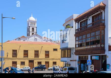 Clocher de l'église de Santa Ana vu parmi les petits bâtiments des rues voisines de Garachico. 14 Avril 2019. Garachico, Santa Cruz De Tene Banque D'Images