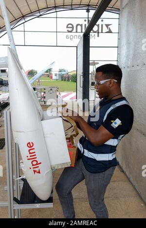 Le RWANDA, Gitarama, Muhanga, drone tyrolienne tyrolienne , l'aéroport est une start-up américaine et livre de préserver le sang et les médicaments par drone pour les centres de santé ruraux, la batterie conduit 2 Zip peut se déplacer à une vitesse autour de 79 miles par heure 3,85 livres de fret et a une autonomie de 160 km aller-retour, la prestation fort est abandonné par un petit parachute, le colis avec le sang conserve est emballé dans le drone / RWANDA, Gitarama, Drohnen Flugstation tyrolienne de Muhanga, tyrolienne, ist ein amerikanisches start-up und transportiert Blutkonserven Drohnen und Medikamente mit der wie zu 2 Zip ländlichen Kr Banque D'Images