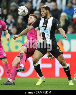 Les Camps Callum de Rochdale et la bataille de Joelinton de Newcastle United pour le bal lors du troisième match de replay de la FA Cup à St James Park, Newcastle. Banque D'Images