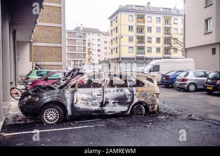 Strasbourg, France - 1 janvier 2020: La vue latérale de la voiture brûlée comme des Vandales a marqué le début de 2020 en plaçant d'innombrables véhicules au feu devant le quartier pauvre de HLM Banque D'Images