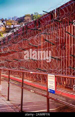 Le mur de la frontière entre les États-Unis et le Mexique avec des couches de fil de rasoir à Nogales AZ Banque D'Images