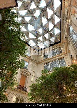 Paris, France - 19 mars 2019 : beau toit de l'Apple Store emblématique magasin d'ordinateurs Banque D'Images