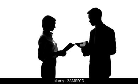 Ombre de l'homme et de la femme discutant de projet d'affaires, tenue de documents, bureau Banque D'Images