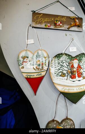 Strasbourg, France - 24 décembre 2018 : souvenir en forme de coeur avec illustrations de Noël à vendre dans la rue de Strasbourg avec Joyeux Noel texte joyeux noël Banque D'Images